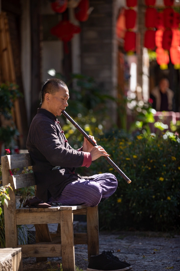 束河古镇街头，偶遇吹箫人
