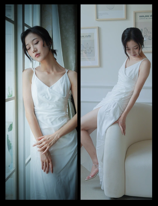 一个穿着白色连衣裙坐在椅子上的女人