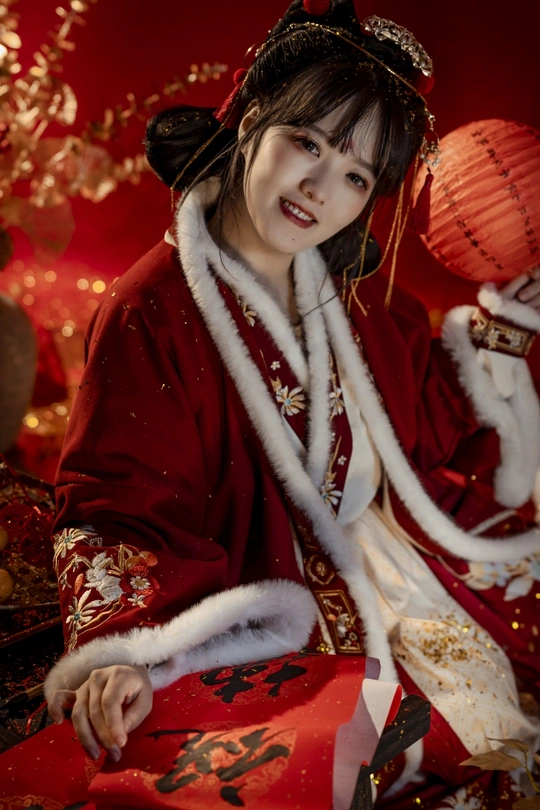 一位穿着传统服装的年轻女子正在摆姿势