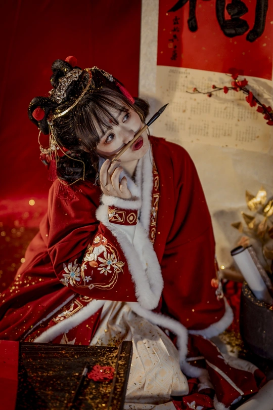 一位穿着红白相间服装的年轻女士坐在那里抽烟。