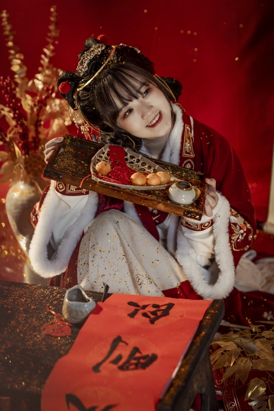 穿红裙子的女孩拿枪