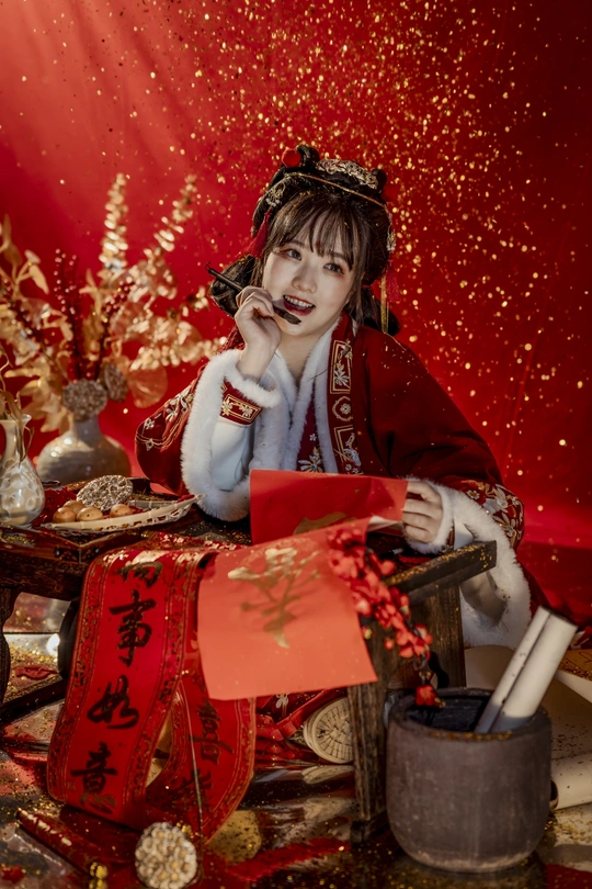 一位穿着红色和服的女性坐在红色背景上