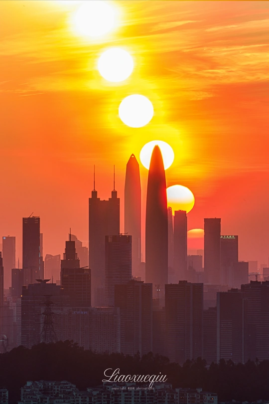 城市中的摩天大楼和其他建筑在日出时