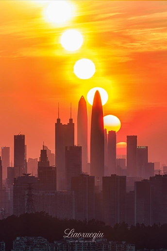 城市中的摩天大楼和其他建筑在日出时