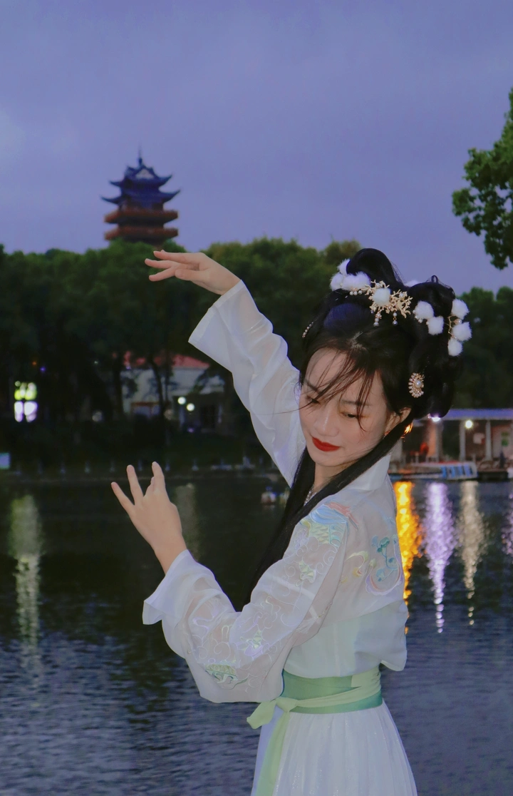 云想衣裳花想容