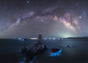 在夜晚的海洋岩石上 星空璀璨