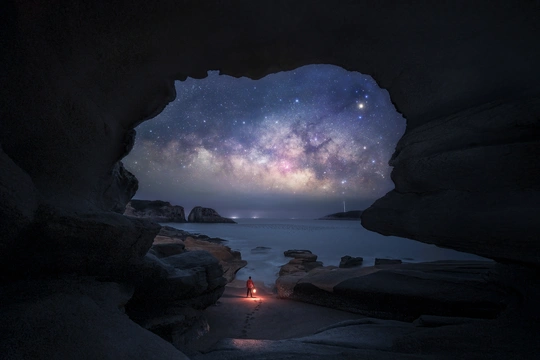 在海滩度过一个美丽的夜晚 星空璀璨。