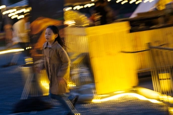 一位年轻女子夜晚走在街上
