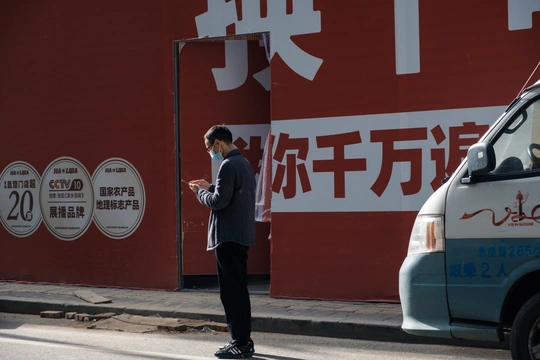 一位戴口罩的男子在中国武汉市的街道上行走 随着新冠病毒疫情的蔓延 这张照片记录了该市迅速扩大的情景。