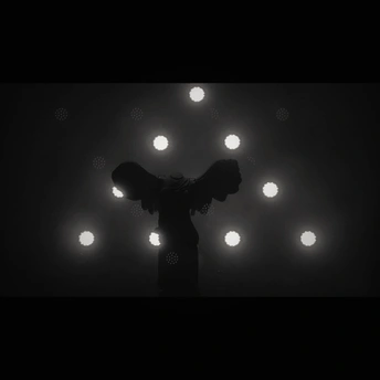 夜晚舞台上的女孩剪影 背景是暗色的灯光