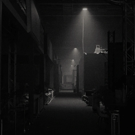 夜晚照亮了黑暗的巷子