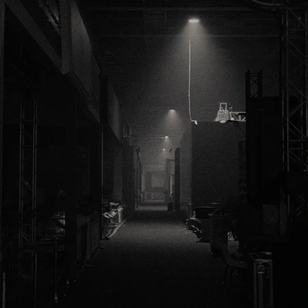 夜晚照亮了黑暗的巷子