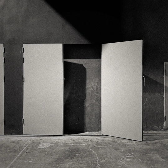 一张黑白照片 房间内有门