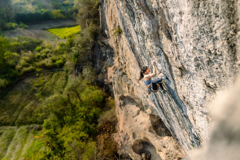 一个人正在爬一座陡峭的山崖