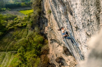 一个人正在爬一座陡峭的山崖