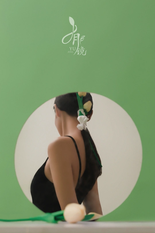 一个穿黑色衣服的女孩坐在花丛中