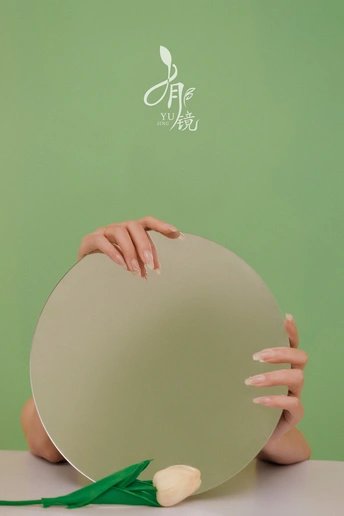 一位女子举着一只郁金香在面前