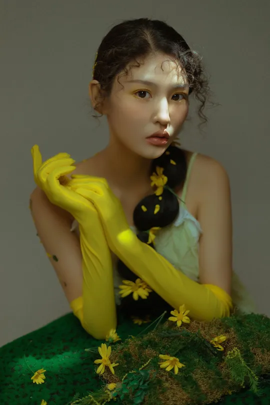 绿裙黄手套少女