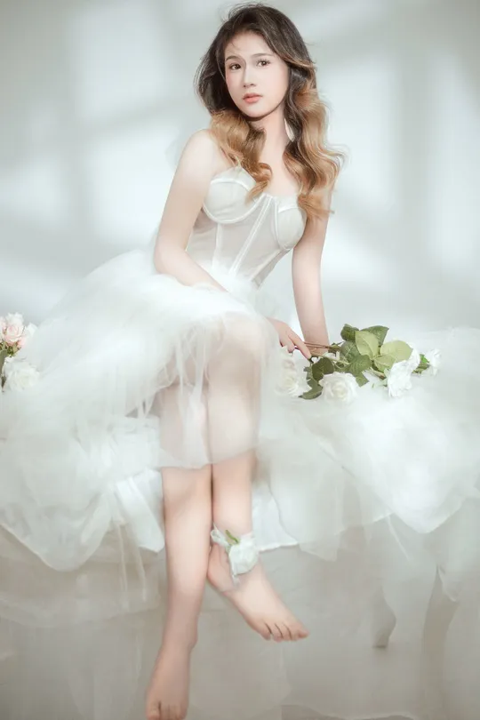 美丽的年轻女子穿着白色裙子 裙子上有花