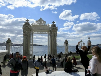 人们聚集在水面上的桥上拍照。