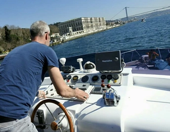 一位在水上驾驶船的男子