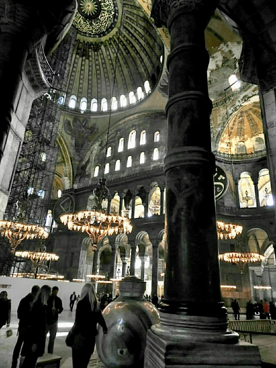 一座带有高大天花板和吊灯的大楼