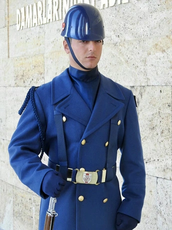 一位穿着蓝色外套和头盔的男子 身着士兵装束 手持宝剑。