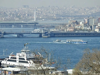 背景中有大量水域、船只和一座桥。