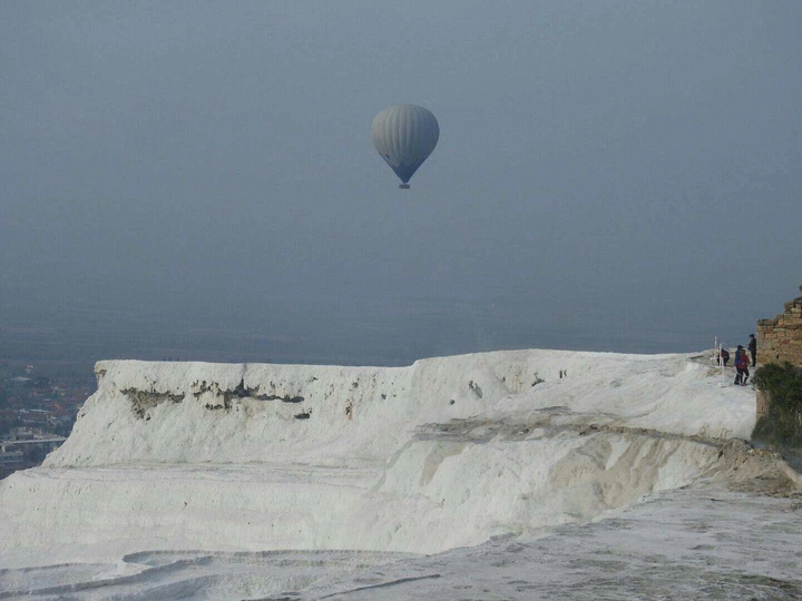 热气球在悬崖上方的天空中飞行