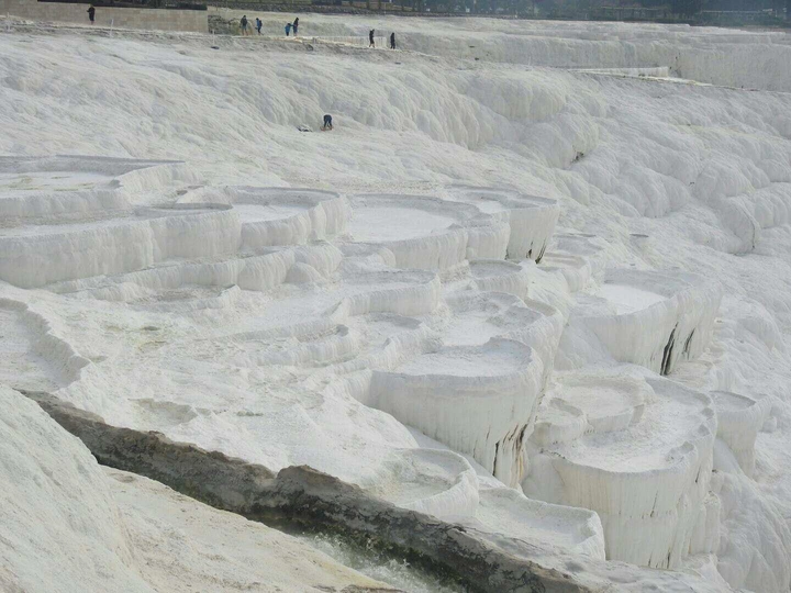 冰与雪的河流 背景中有人