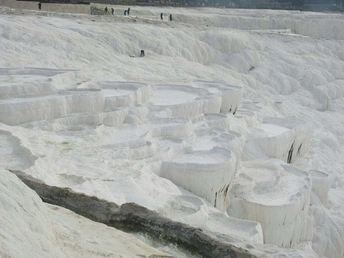 冰与雪的河流 背景中有人