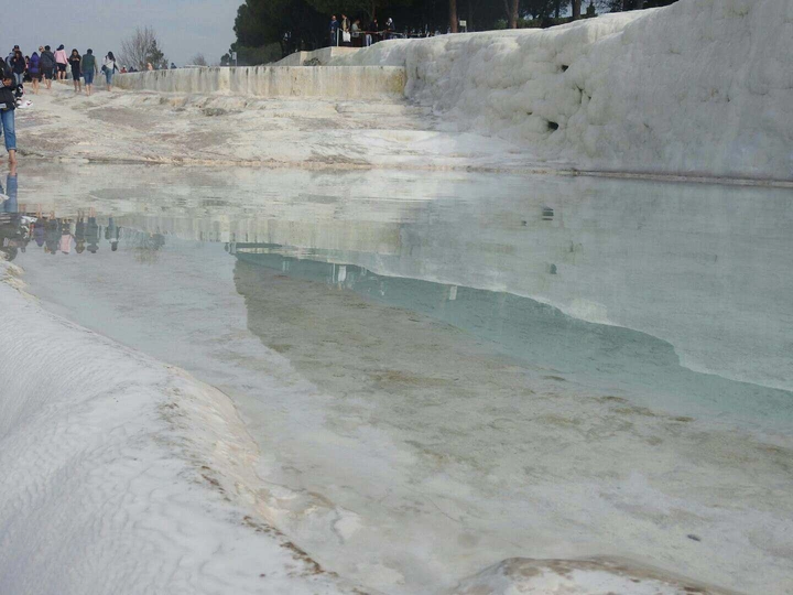 站在水坑附近的人们