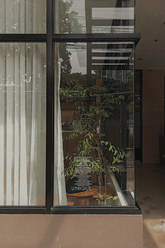 建筑物内部的大窗户