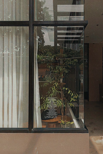 建筑物内部的大窗户