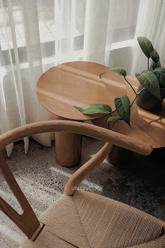 小房间里的木桌椅