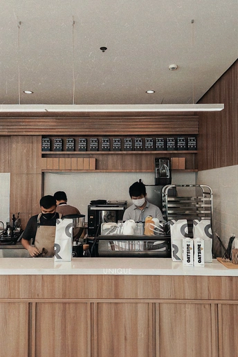 在咖啡店或餐馆柜台后面工作的几个男人