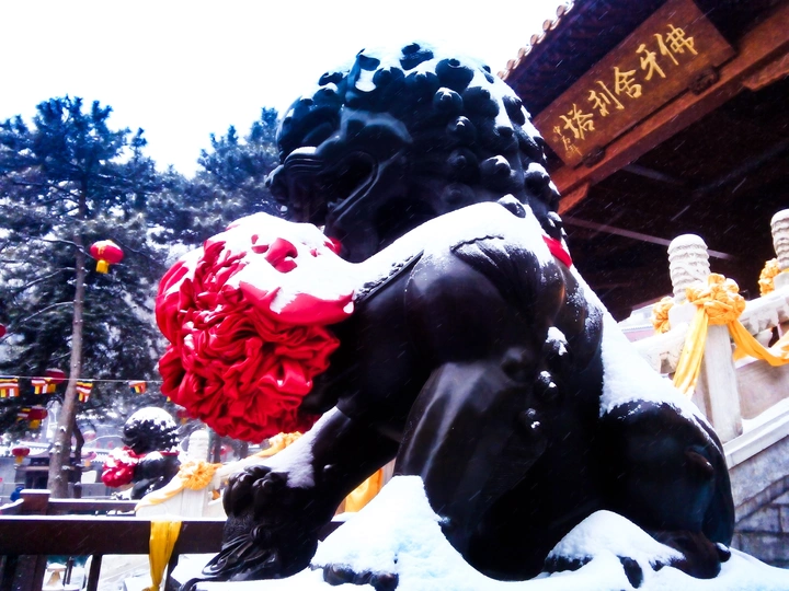 雪中铜狮