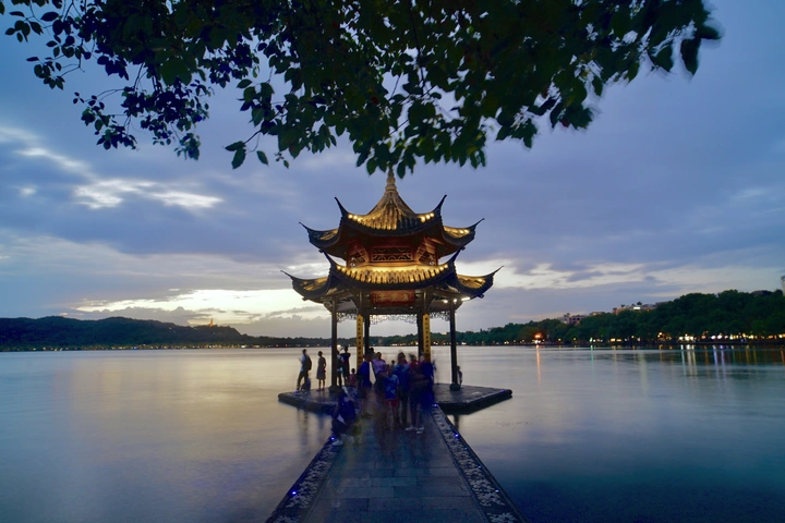 《集贤亭》