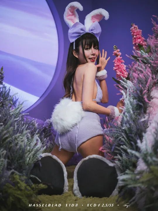 一个戴兔子耳朵的女性穿着兔子服装姿势