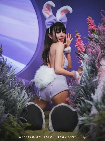 一个戴兔子耳朵的女性穿着兔子服装姿势