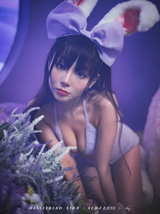 一位年轻女子在紫花前摆姿势