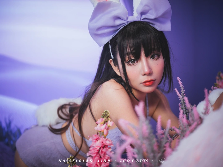 一位穿着紫色裙子 上面有粉色花朵的美丽年轻女子