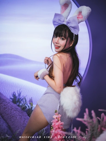 一位穿着兔子服装的年轻女子正在为拍照摆姿势