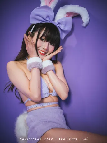 一位年轻女子与一只兔子一起摆姿势