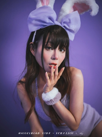 一位戴紫色兔耳朵帽子的年轻女子