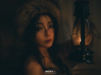 戴眼镜和帽子 手持灯笼的年轻女子