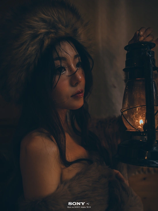 一位女士拿着一个灯笼 灯笼里点着蜡烛