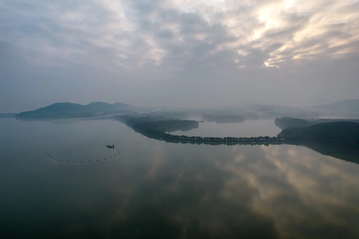东湖晨雾
