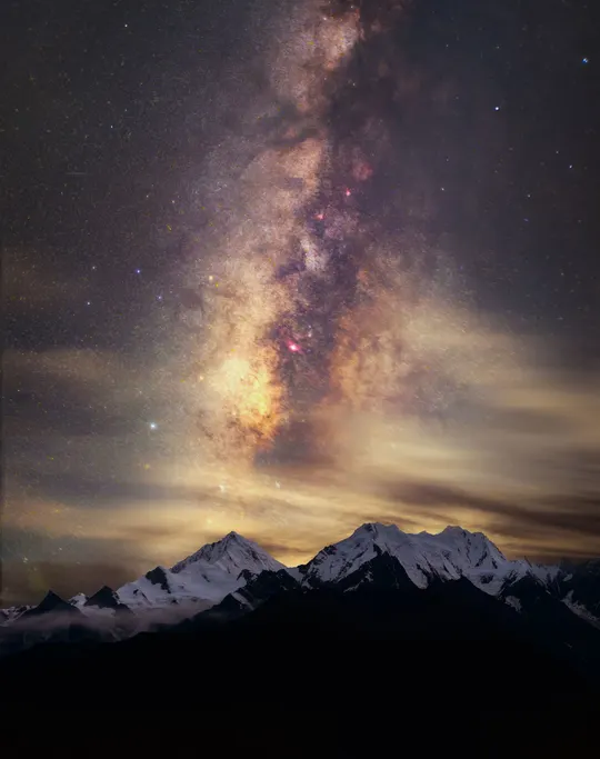 夜晚的山脉上有星星在天空中