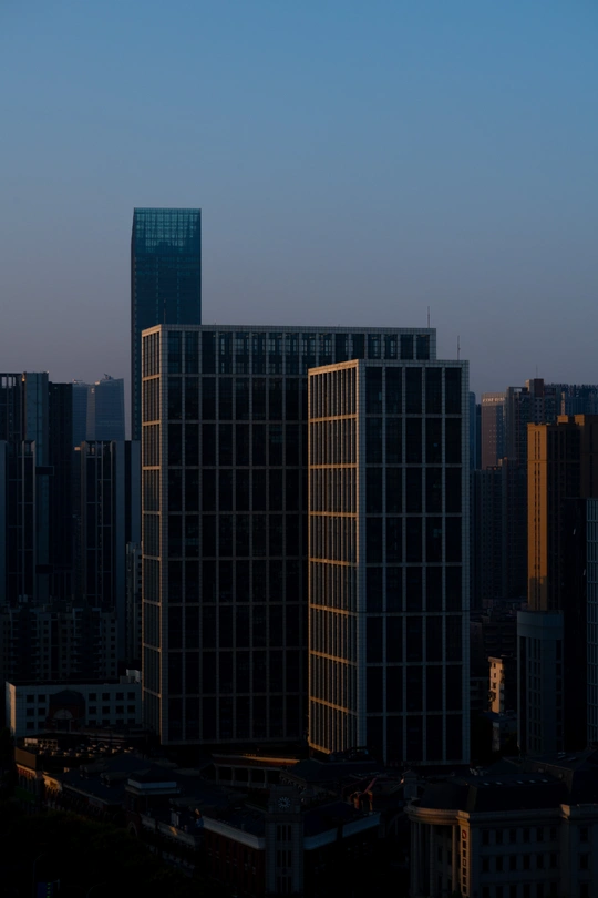 夜晚或黄昏时 大城市的轮廓线 高耸的建筑 满月在天空中。